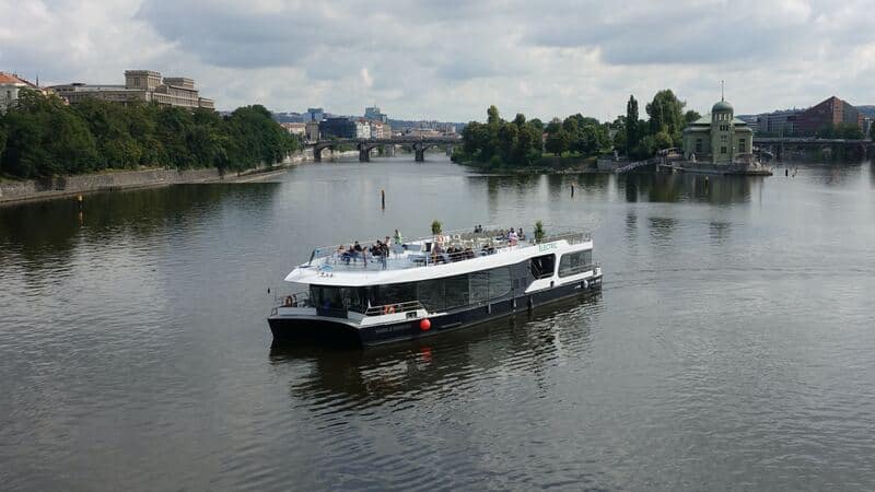 Sightseeing Boot auf der Moldau