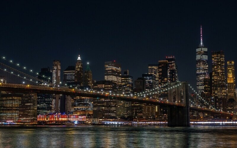 Bootsfahrt in New York am Abend