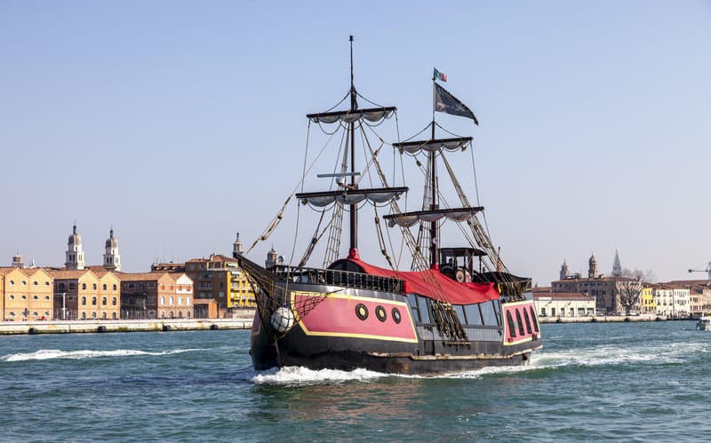 Bootsfahrt mit einer Galeone in Venedig